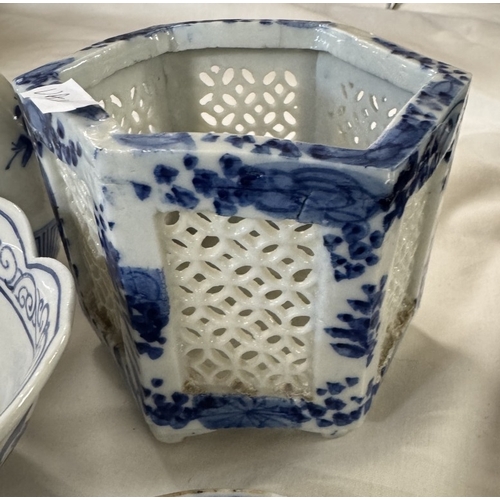 1194 - A quantity of Chinese blue & white ceramics including planters, vase etc