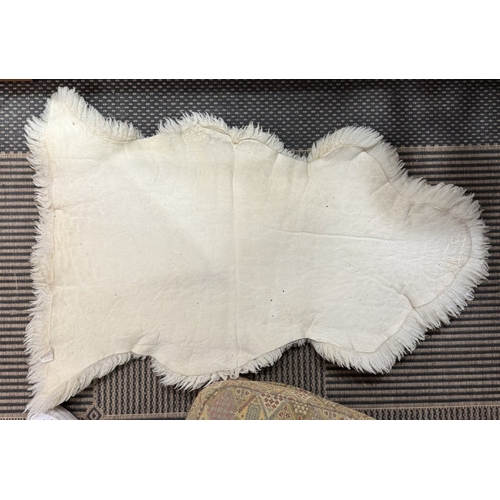 1533 - A small sheep skin rug(94cm long)