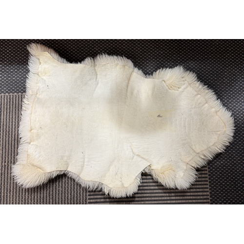 1534 - A small sheep skin rug (84cm)