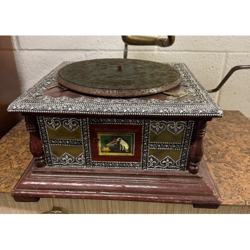 1551 - An ornate horn gramophone with brass horn.