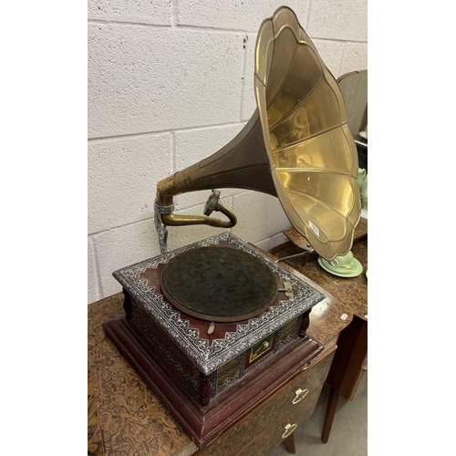 1551 - An ornate horn gramophone with brass horn.