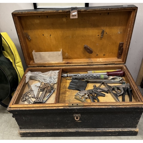 1557 - An old tool chest with a good collection of vintage tools & other tools