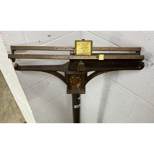 1559 - A set of vintage Avery weighing scales