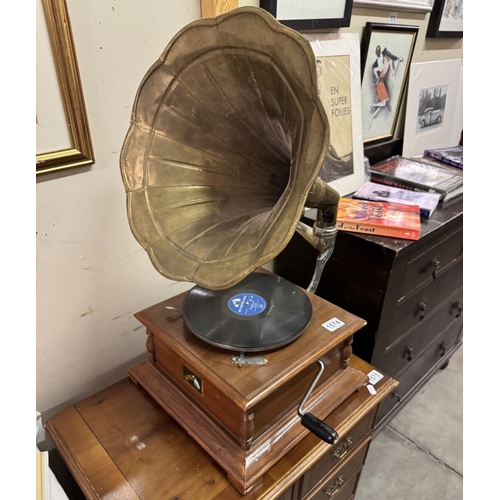 1574 - A horn gramophone with brass horn.