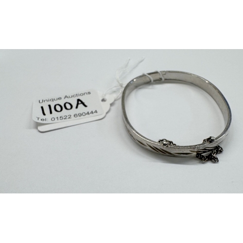 1100A - A silver bangle with safety chain