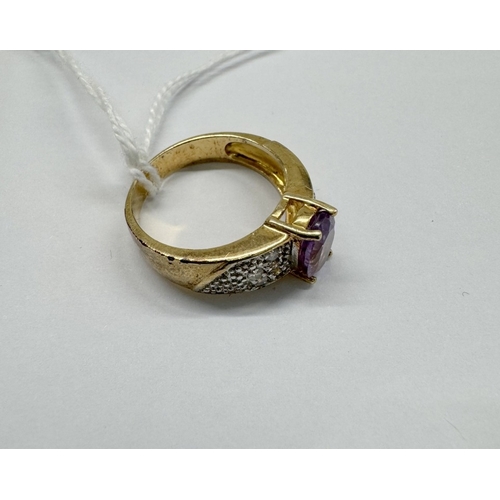 1100B - A gold ring set with amethyst tiny clear stones