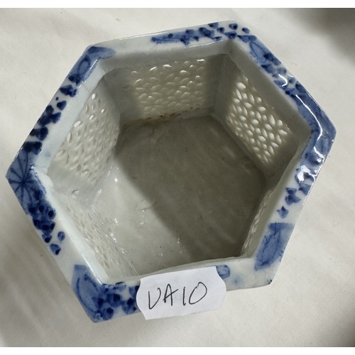 1194 - A quantity of Chinese blue & white ceramics including planters, vase etc