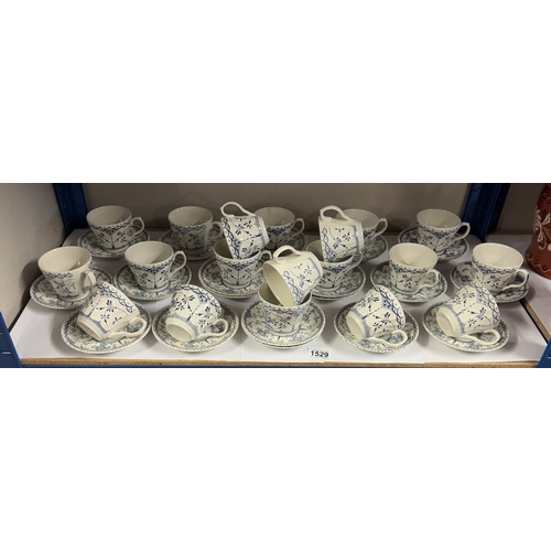 1529 - A good lot of vintage blue & white cups & saucers (approximately 19)