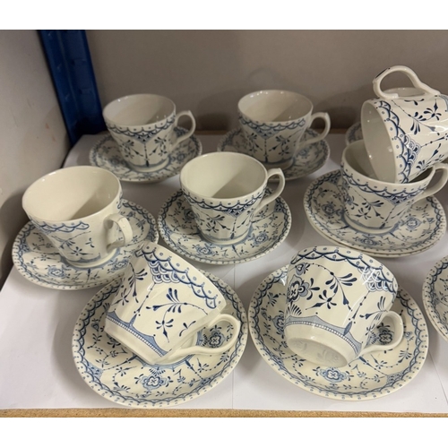 1529 - A good lot of vintage blue & white cups & saucers (approximately 19)