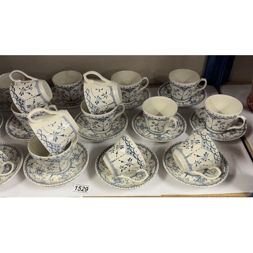 1529 - A good lot of vintage blue & white cups & saucers (approximately 19)