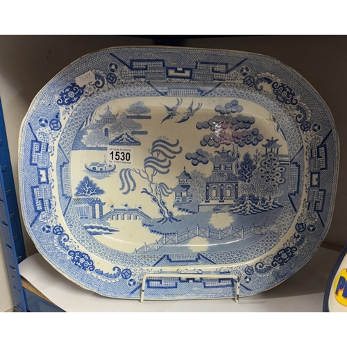 1530 - A large blue & white Willow pattern meat platter