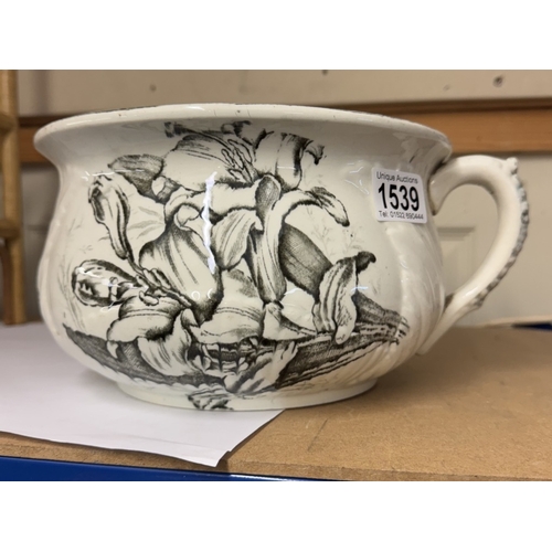 1539 - A vintage chamber pot/planter