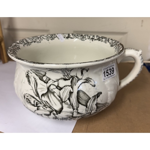 1539 - A vintage chamber pot/planter