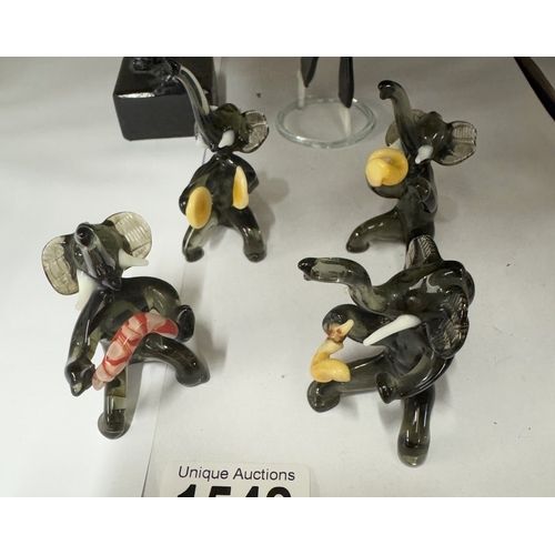 1542 - 2 Murano glass figures & a glass elephant music band (1 elephant A/F)