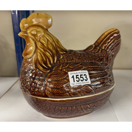 1553 - A vintage lidded chicken dish