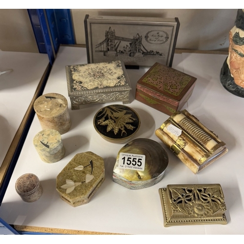 1555 - A good selection of trinket boxes of various materials