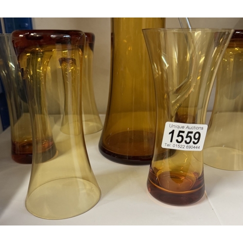 1559 - A vintage jug & 6 glasses, amber coloured