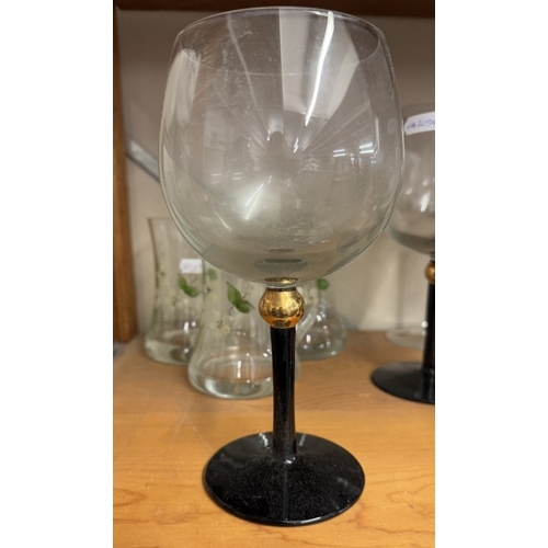 1513 - A good lot of large wine glasses (set of 8, set of 4 & 6 beer glasses)