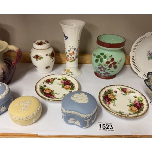 1523 - A quantity of miscellaneous vases & trinket boxes including yellow Wedgwood pot