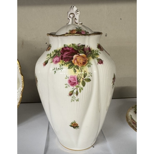 1574 - A quantity of Royal Albert Old Country Rose items