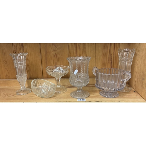 1605 - A quantity of vintage glassware