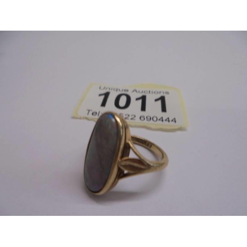 1011 - A 9ct yellow gold ring set opal, size I, 4.07 grams.