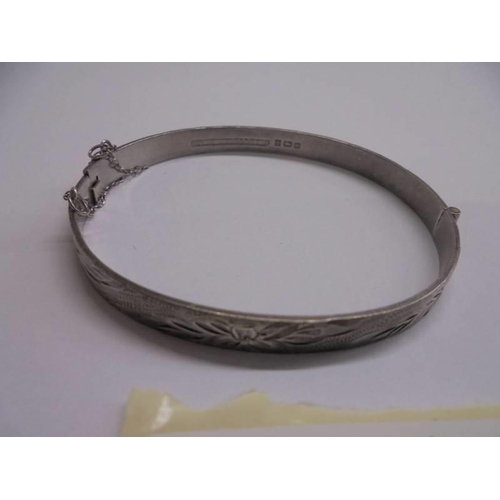 1015 - A silver bangle, 12 grams.