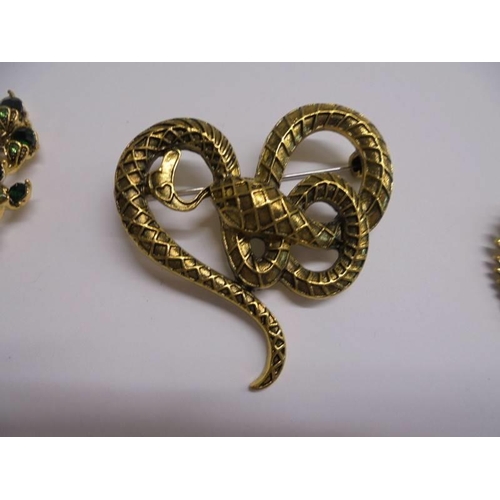 1027 - Eight good quality fashion brooches including peacock, snakes, dog etc.,