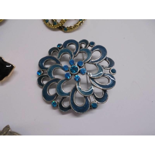 1027 - Eight good quality fashion brooches including peacock, snakes, dog etc.,