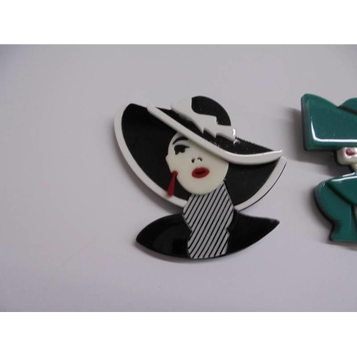 1028 - Four Retro fashion brooches