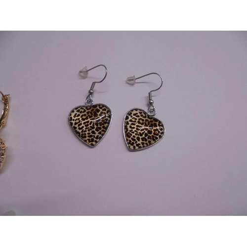 1029 - Nine pairs of good quality fashion earrings.