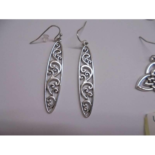 1029 - Nine pairs of good quality fashion earrings.