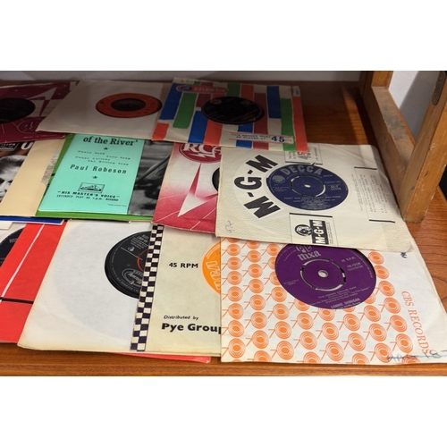 1637 - A quantity of 45rpm singles