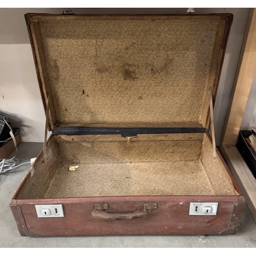 1793 - A vintage suitcase