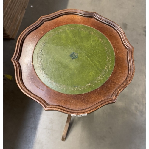 1821 - A tripod wine/side table