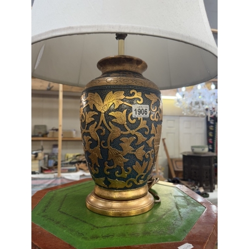 1906 - An oriental style ceramic table lamp with shade