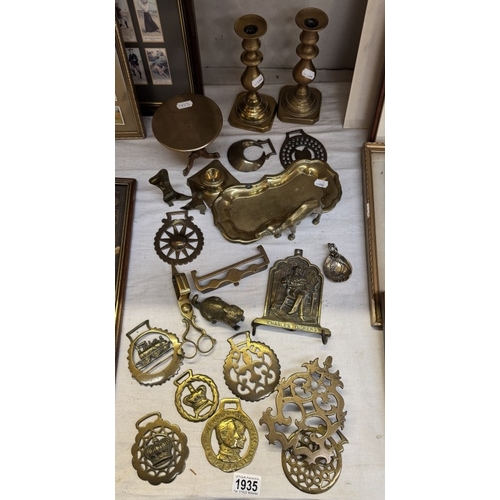 1935 - A good lot of brass items including horse brasses