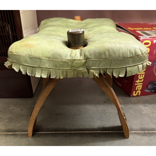 1663 - A vintage carved stool / seat