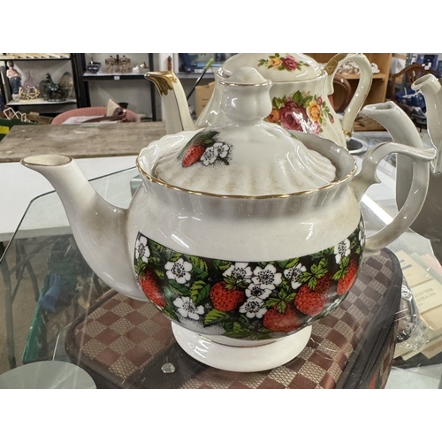 1706 - 5 collectors teapots