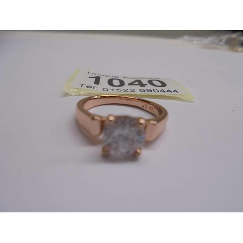 1040 - An 18ct gold plated ring set white stone.