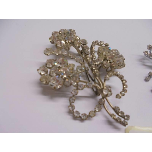 1058 - Two floral spray fashion brooches.