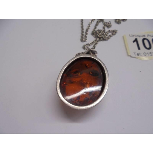 1061 - A silver pendant set amber.