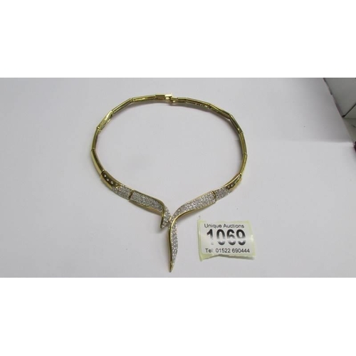 1069 - A nice quality yellow metal stone set necklace.