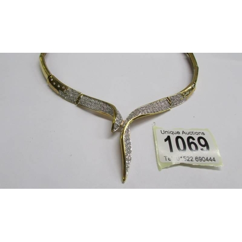 1069 - A nice quality yellow metal stone set necklace.