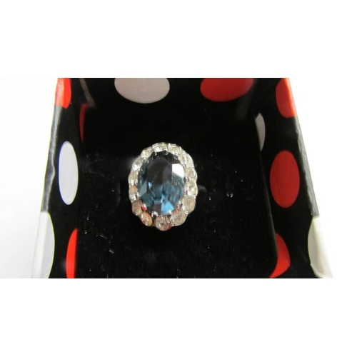 1087 - A natural sapphire and cubic zirconia silver (925) ring.