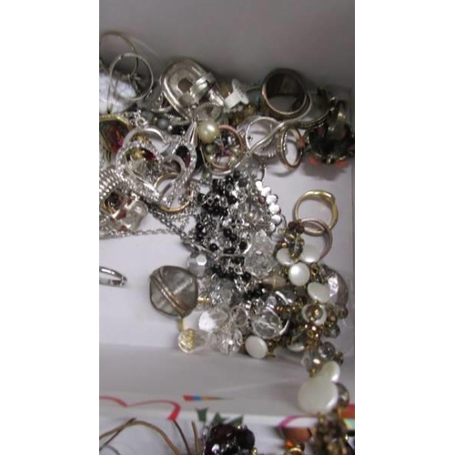 1092 - A mixed lot of necklaces, rings and bracelets.