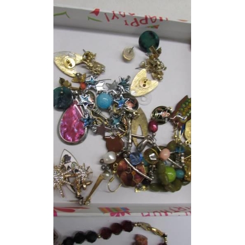 1092 - A mixed lot of necklaces, rings and bracelets.