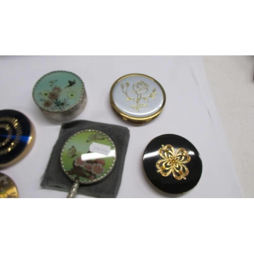 1096 - A collection of compacts including a Chinese design and a Stratton and two fountain pens.