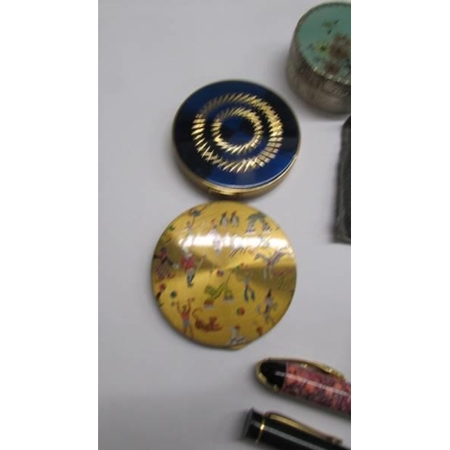 1096 - A collection of compacts including a Chinese design and a Stratton and two fountain pens.