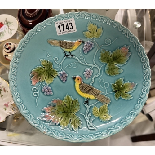 1743 - A Majolica comport / cake stand decorated with ivy & birds